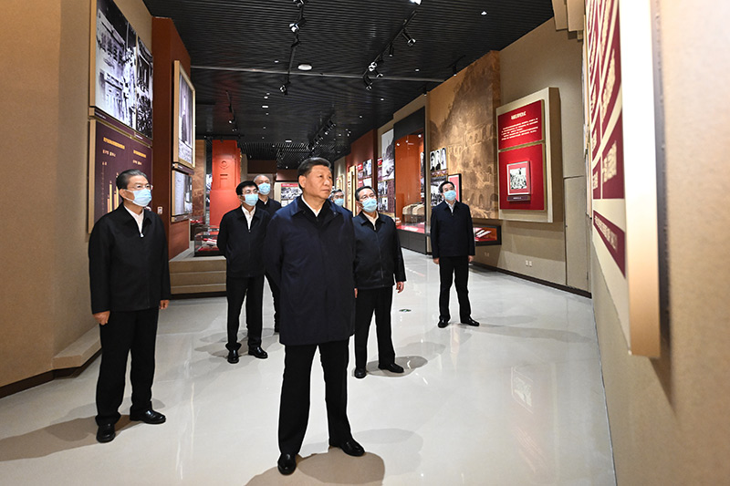 　　10月27日，中共中央總書記、國家主席、中央軍委主席習近平帶領中共中央政治局常委李強、趙樂際、王滬寧、蔡奇、丁薛祥、李希，瞻仰延安革命紀念地。這是習近平等在延安革命紀念館，參觀《偉大歷程——中共中央在延安十三年歷史陳列》。