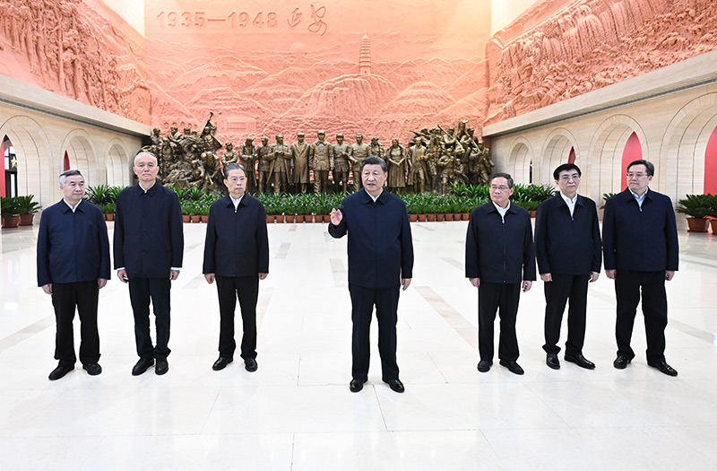　　10月27日，中共中央總書記、國家主席、中央軍委主席習近平帶領中共中央政治局常委李強、趙樂際、王滬寧、蔡奇、丁薛祥、李希，瞻仰延安革命紀念地。這是習近平在延安革命紀念館參觀《偉大歷程——中共中央在延安十三年歷史陳列》結束時發(fā)表重要講話。
