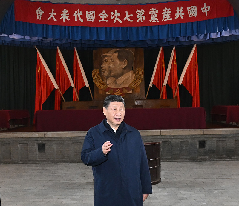 　　10月27日，中共中央總書記、國家主席、中央軍委主席習近平帶領中共中央政治局常委李強、趙樂際、王滬寧、蔡奇、丁薛祥、李希，瞻仰延安革命紀念地。這是習近平在楊家?guī)X瞻仰中共七大會址。