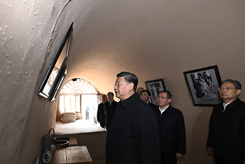 　　10月27日，中共中央總書記、國家主席、中央軍委主席習近平帶領中共中央政治局常委李強、趙樂際、王滬寧、蔡奇、丁薛祥、李希，瞻仰延安革命紀念地。這是習近平等在楊家?guī)X參觀朱德舊居。