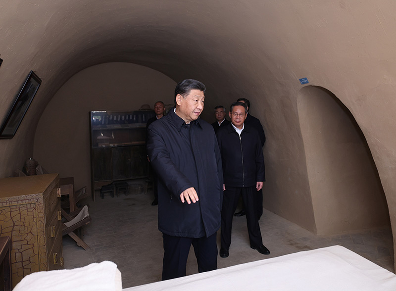 　　10月27日，中共中央總書記、國家主席、中央軍委主席習近平帶領中共中央政治局常委李強、趙樂際、王滬寧、蔡奇、丁薛祥、李希，瞻仰延安革命紀念地。這是習近平等在楊家?guī)X參觀毛澤東舊居。