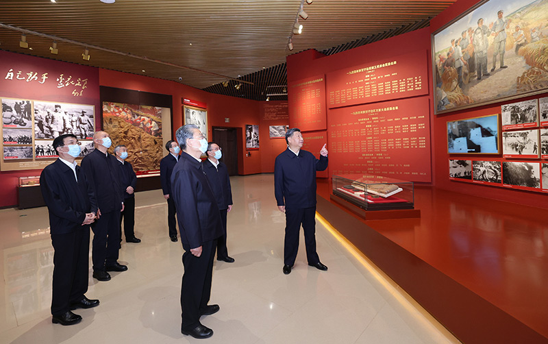 　　10月27日，中共中央總書記、國家主席、中央軍委主席習近平帶領中共中央政治局常委李強、趙樂際、王滬寧、蔡奇、丁薛祥、李希，瞻仰延安革命紀念地。這是習近平等在延安革命紀念館，參觀《偉大歷程——中共中央在延安十三年歷史陳列》。