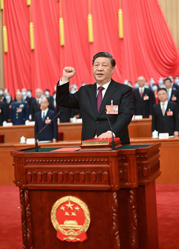 　　3月10日，十四屆全國(guó)人大一次會(huì)議在北京人民大會(huì)堂舉行第三次全體會(huì)議。習(xí)近平全票當(dāng)選中華人民共和國(guó)主席、中華人民共和國(guó)中央軍事委員會(huì)主席。這是習(xí)近平進(jìn)行憲法宣誓。 