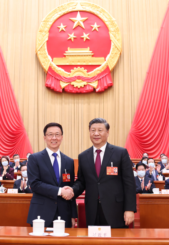 　　3月10日，十四屆全國(guó)人大一次會(huì)議在北京人民大會(huì)堂舉行第三次全體會(huì)議。習(xí)近平全票當(dāng)選中華人民共和國(guó)主席、中華人民共和國(guó)中央軍事委員會(huì)主席。這是習(xí)近平同新當(dāng)選的國(guó)家副主席韓正握手。 