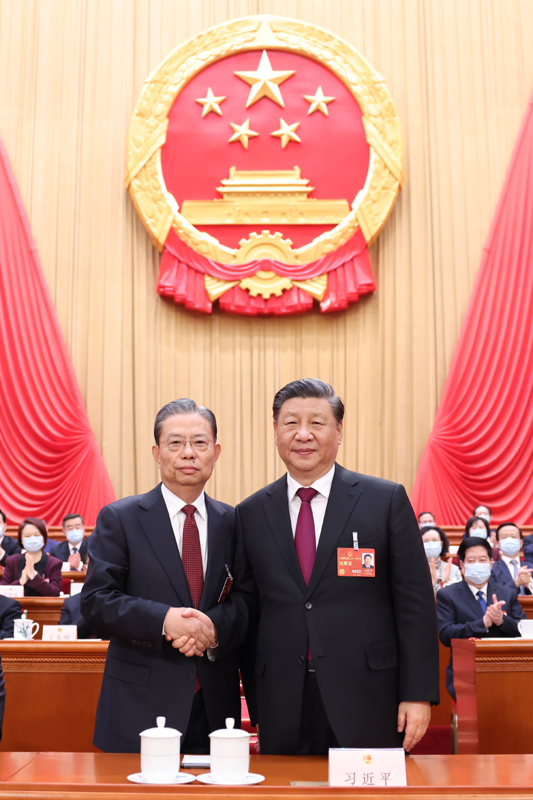 　　3月10日，十四屆全國(guó)人大一次會(huì)議在北京人民大會(huì)堂舉行第三次全體會(huì)議。習(xí)近平全票當(dāng)選中華人民共和國(guó)主席、中華人民共和國(guó)中央軍事委員會(huì)主席。這是習(xí)近平同新當(dāng)選的全國(guó)人大常委會(huì)委員長(zhǎng)趙樂(lè)際握手。