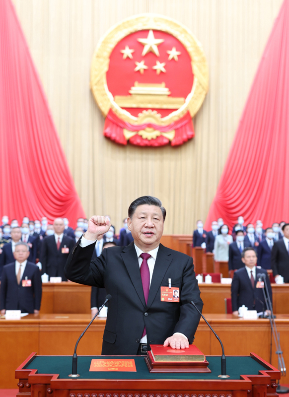 　　3月10日，十四屆全國(guó)人大一次會(huì)議在北京人民大會(huì)堂舉行第三次全體會(huì)議。習(xí)近平全票當(dāng)選中華人民共和國(guó)主席、中華人民共和國(guó)中央軍事委員會(huì)主席。這是習(xí)近平進(jìn)行憲法宣誓。