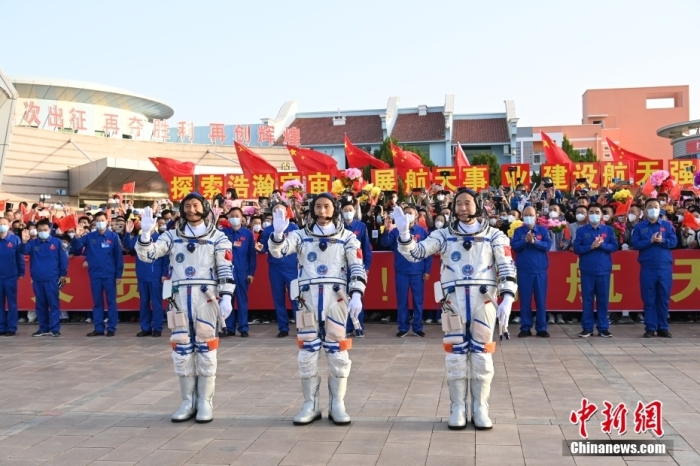 北京時(shí)間2023年5月30日6時(shí)42分，神舟十六號(hào)載人飛行任務(wù)航天員乘組出征儀式在酒泉衛(wèi)星發(fā)射中心問天閣圓夢(mèng)園廣場(chǎng)舉行。6時(shí)44分，中國載人航天工程總指揮、空間站應(yīng)用與發(fā)展階段飛行任務(wù)總指揮部總指揮長(zhǎng)許學(xué)強(qiáng)下達(dá)出發(fā)命令，景海鵬、朱楊柱、桂海潮3名航天員領(lǐng)命出征。汪江波 攝