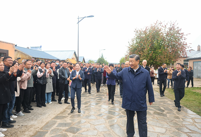 9月6日至8日，中共中央總書記、國家主席、中央軍委主席習(xí)近平在黑龍江考察。這是6日下午，習(xí)近平在大興安嶺地區(qū)漠河市北極村考察時(shí)，向當(dāng)?shù)厝罕姄]手致意。