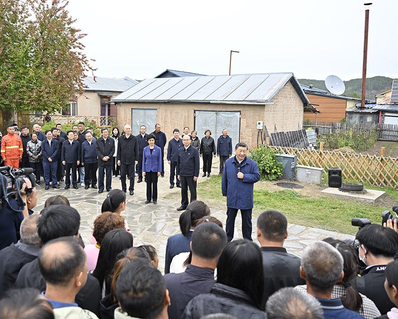 9月6日至8日，中共中央總書記、國家主席、中央軍委主席習(xí)近平在黑龍江考察。這是6日下午，習(xí)近平在大興安嶺地區(qū)漠河市北極村考察時(shí)，同當(dāng)?shù)厝罕娪H切交流。