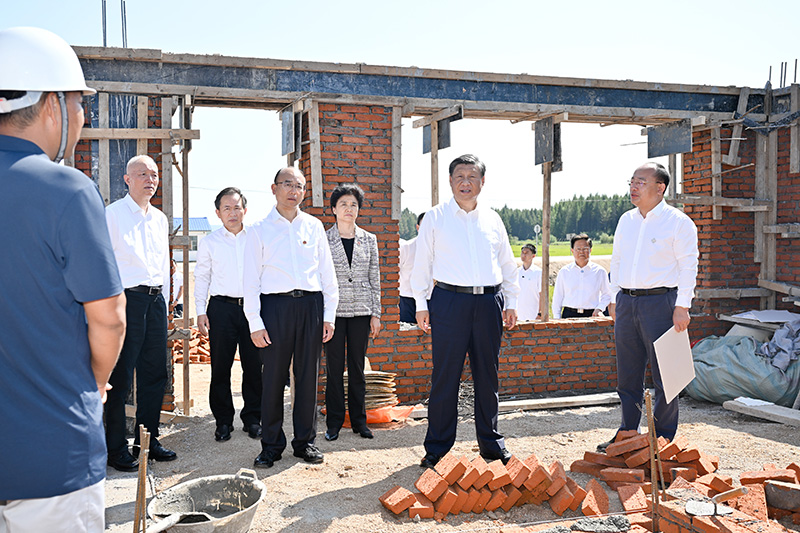 9月6日至8日，中共中央總書記、國家主席、中央軍委主席習(xí)近平在黑龍江考察。這是7日上午，習(xí)近平在遭受洪澇災(zāi)害的哈爾濱尚志市老街基鄉(xiāng)龍王廟村，察看水毀房屋重建情況。